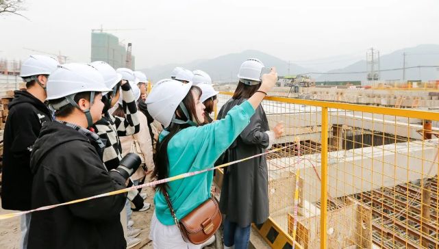 互聯(lián)網(wǎng)搬磚新聞報(bào)道(互聯(lián)網(wǎng)搬磚新聞報(bào)道怎么寫)